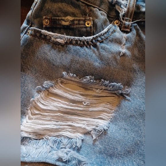 A Forever 21 Distressed Blue Denim Shorts - Picture 6 of 7